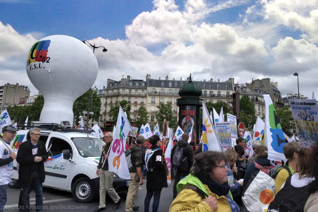 Manifestation 18 mai 2019 à Paris (gilets jaunes) gros ballon montgolfière de 3m