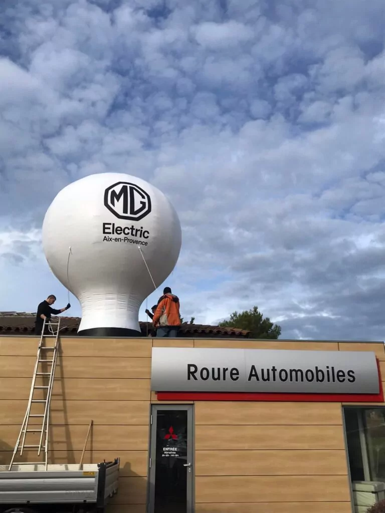 montgolfière auto-ventilée sur toit concession automobile MG Roure