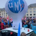 montgolfière UNSA auto-ventilée sur voiture lors d'une grève