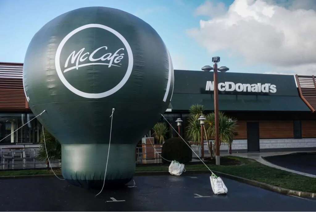 montgolfière ventilée de 6m devant le MCdonald's