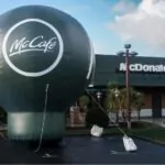 montgolfière ventilée de 6m devant le MCdonald's
